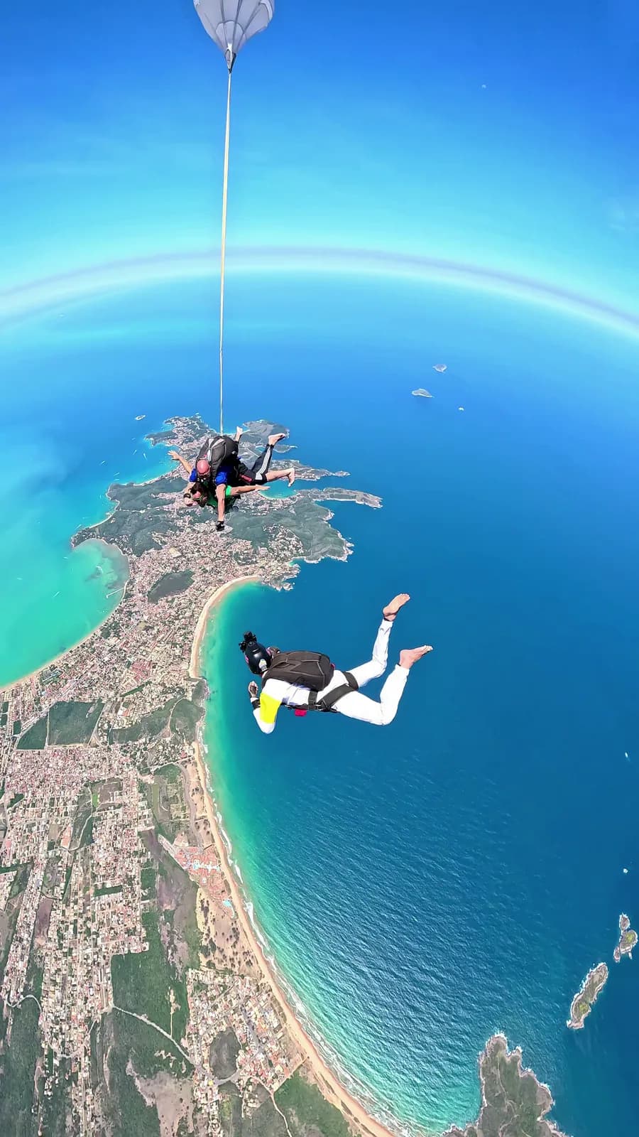 Freier Fall mit der Halbinsel Búzios und der Küste im Hintergrund